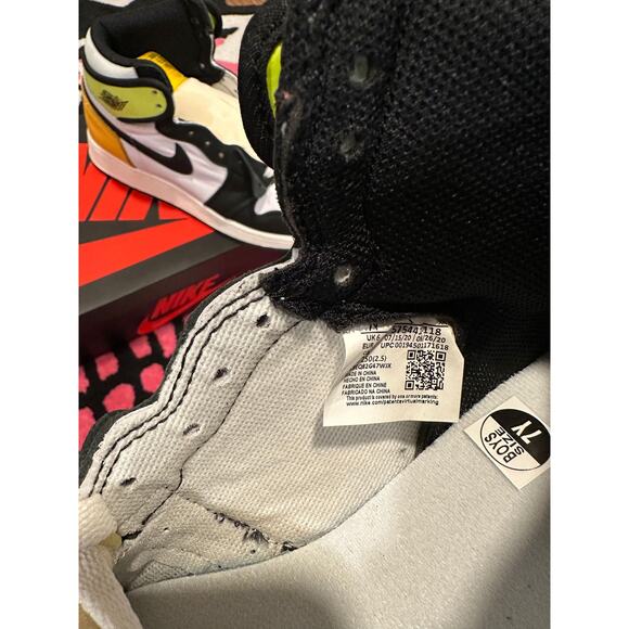 Jordan 1 Retro High White Black Volt University Gold 7Y GS - Picture 10 of 11